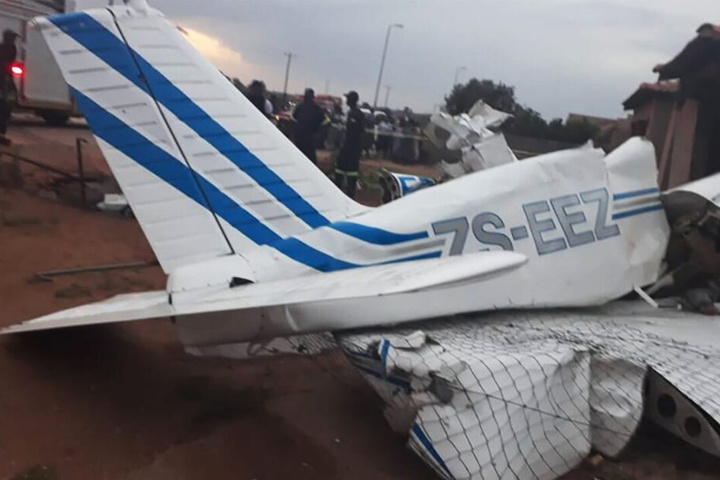 Nur das Heck lässt in den Trümmern ein Flugzeug erkennen.