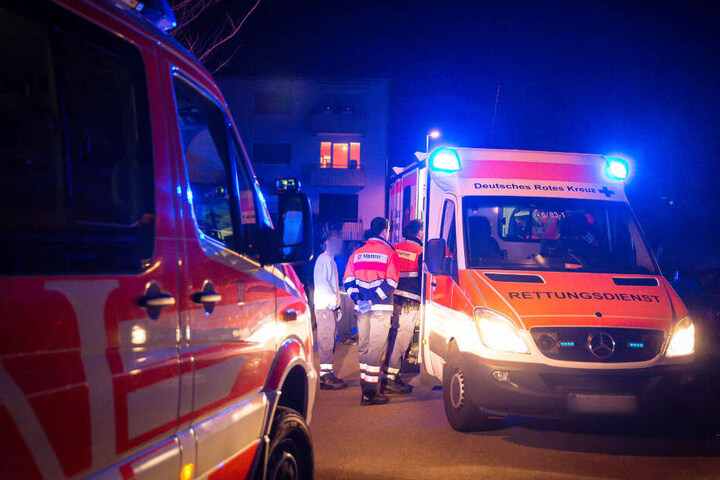 Der junge Mann wurde mit leichten Verletzungen in ein Krankenhaus gebracht.