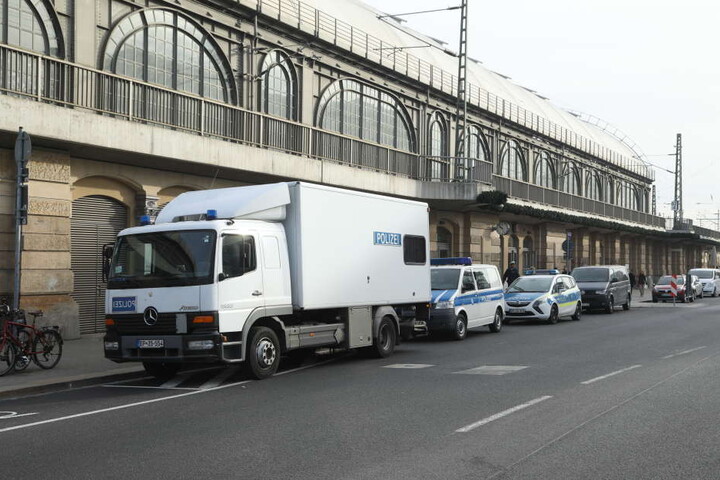 Jede Menge Polizei an der Bayrischen Straße vor dem Dresdner Hauptbahnhof.