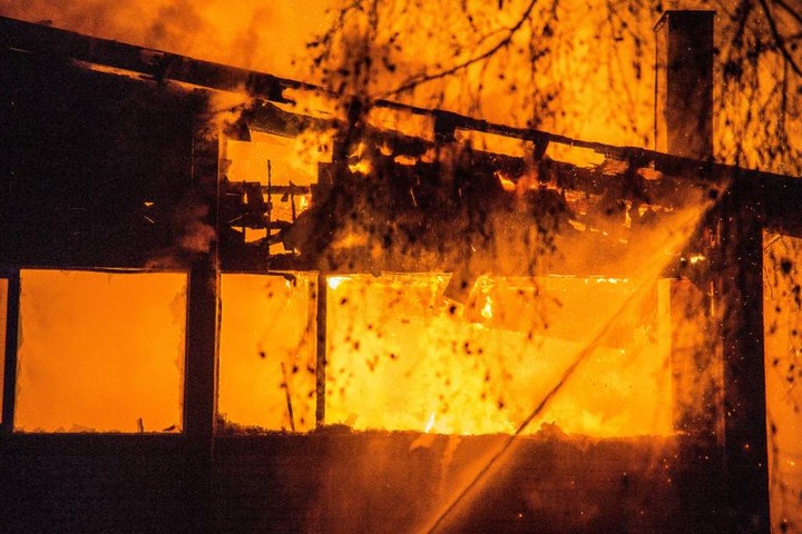 Die größte Aufgabe der Feuerwehr war es, das Feuer einzudämmen, damit es nicht auf angrenzende Stallungen überging.