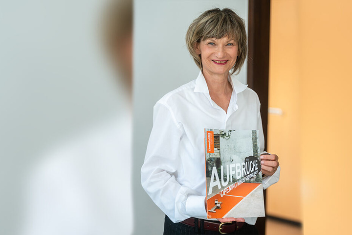 Oberbürgermeisterin Barbara Ludwig (57, SPD) mit dem "Bid Book", der Bewerbungsmappe zur Europäischen Kulturhauptstadt 2025.