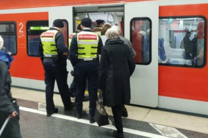 Die DB-Sicherheitsleute kontrollierten einen Mann in der S4 bei München.