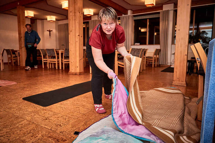 Nach dem Duschen bereitet Antje (45) ihren Schlafplatz auf dem Boden vor. In diesem Saal nächtigten 22 weitere Obdachlose.