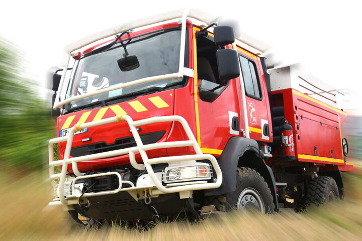 Die Feuerwehr musste anrücken. Die gesamte Oberschule musste evakuiert werden (Symbolbild).