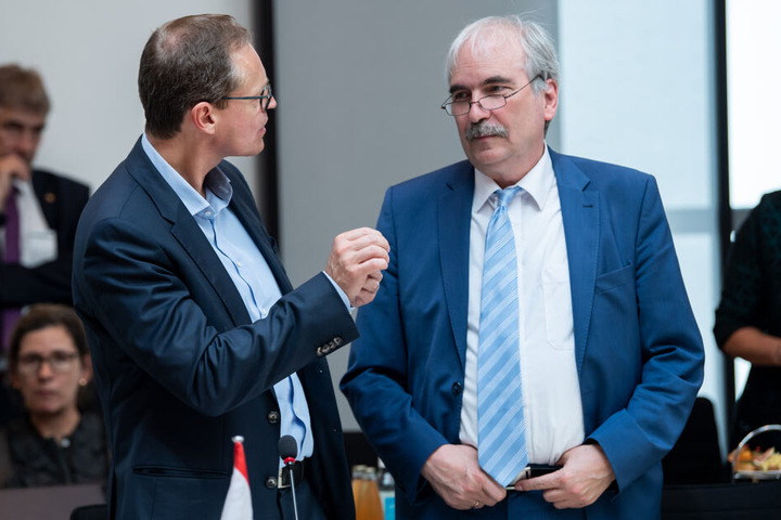 Martin Gorholt (r.) im Gespräch mit Berlins Regierenden Bürgermeister Michael Müller (l.).