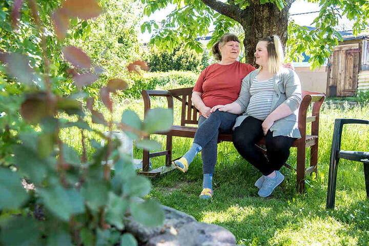 Oma Bärbel Triebel (69) würde sich um Nelly (14) und den kleinen neuen Erdenbürger gerne kümmern.