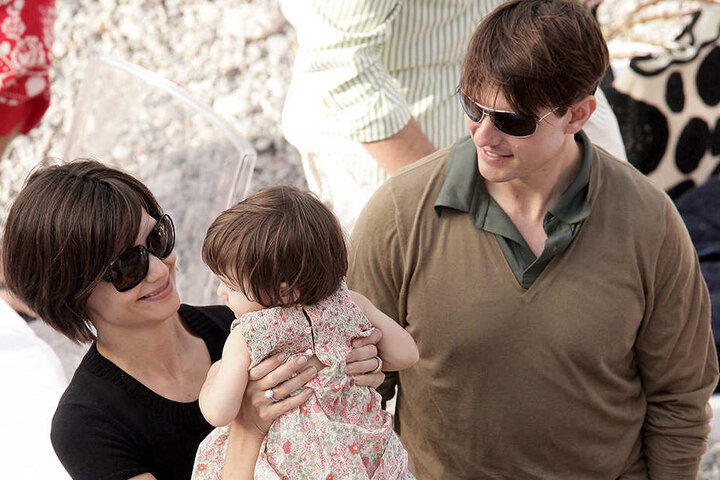 Da war die Welt noch in Ordnung: Suri Cruise (Mi.), die Tochter der Filmstars Tom Cruise und Katie Holmes (li.) bei einer Strandparty im Juni 2007 im französischen Antibes.