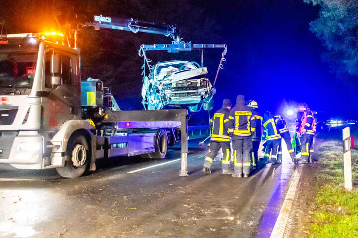 Das Auto wurde vollkommen zerstört, musste abgeschleppt werden.