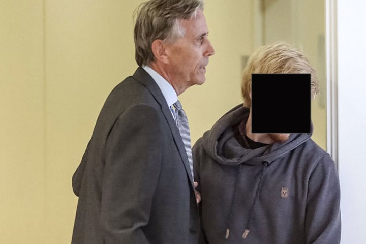 Samuel W. mit seinem Anwalt auf dem Weg in den Verhandlungssaal.