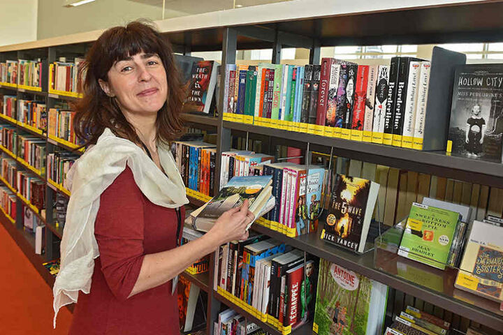 Bibliothekarin Martina Reinhold stellt einen Jugend-Schmöker zurück ins Regal.
