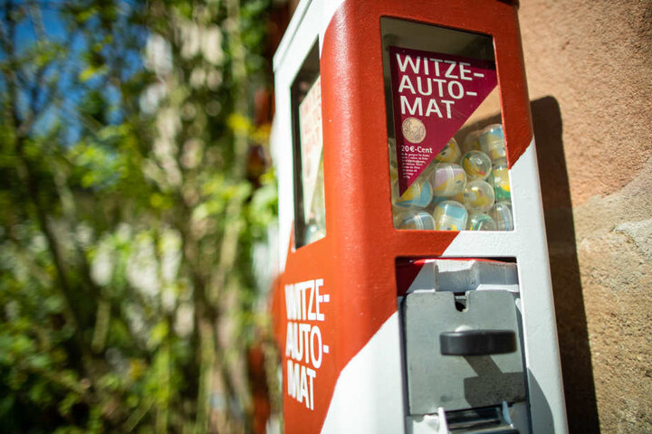 Der Witze-Automat hängt an der Hauswand des Kabarettisten.