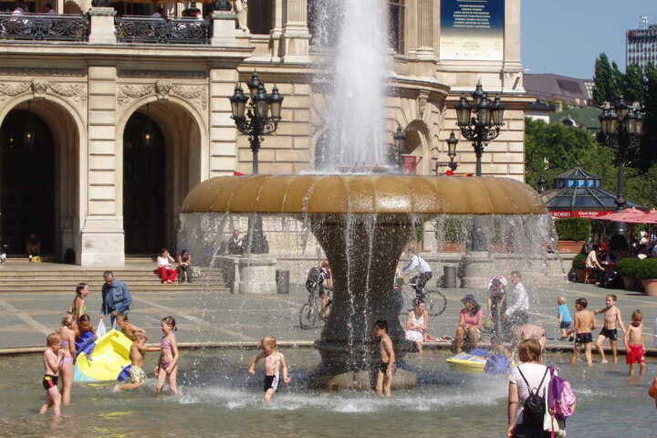 Ein Highlight der "Opernspiele": Planschen im Lucae-Brunnen vor der Alten Oper.