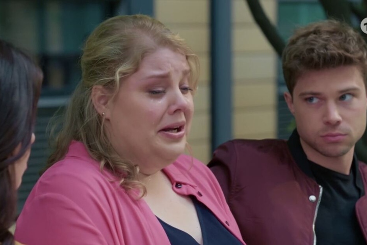 Miriam brach in Tränen aus, als sie Jasmin und Kris von der letzten Begegnung mit Rieke erzählt.