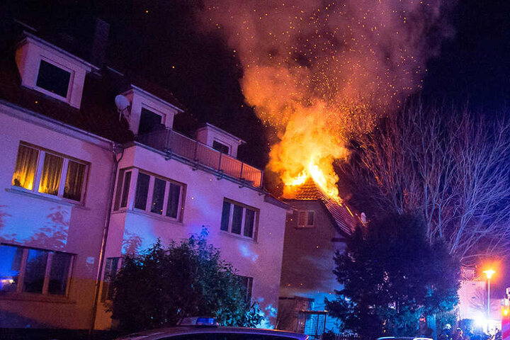Lichterloh brannte der Dachstuhl, als die Feuerwehr eintraf.