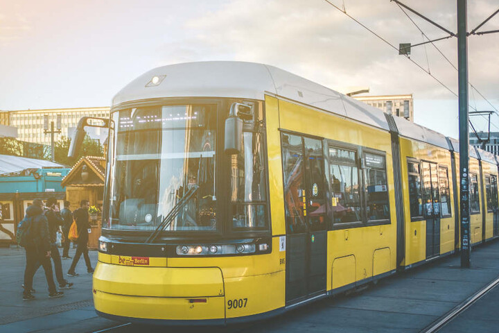 Es gibt an 686 Ticketautomaten der Berliner Verkehrsbetriebe neben Fahrscheinen auch Hörbücher zu kaufen. (Symbolbild)