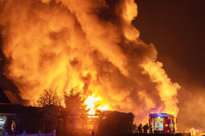 Die Scheune geht in Flammen auf und bilde große Rauchschwaden.