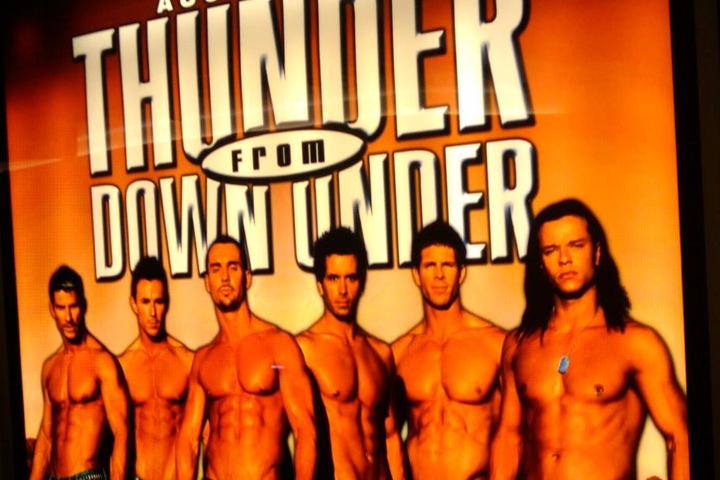 Thunder From Down Under touren mit stählernen Muskeln und viel gebräunter, nackter Haut um die Welt.