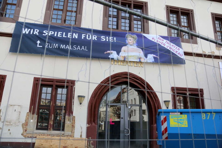 Die Fassade des Gewandhauses in Zwickau (Sachsen) zeigt am 09.03.2017 deutliche Risse. In den kommenden zwei Jahren soll das Theater umfassend saniert werden.