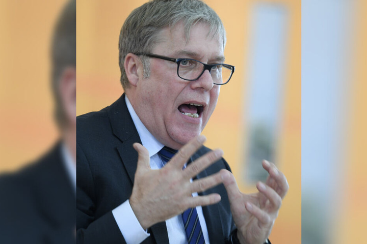 Jürgen Frömmrich spricht während der Plenarsitzung des hessischen Landtags (Archivbild).