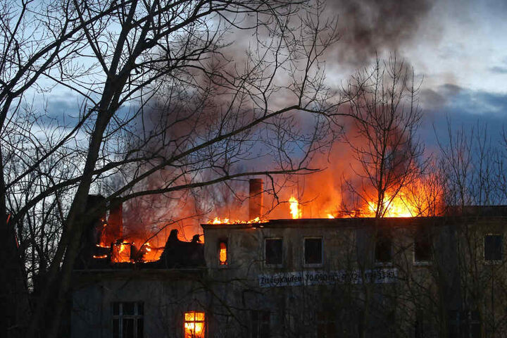 Der Dachstuhl der ehemaligen Wäscherei stand komplett in Flammen.