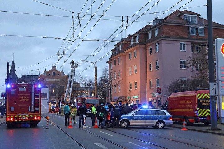 Während der Löscharbeiten musste die Leipziger Straße gesperrt bleiben.