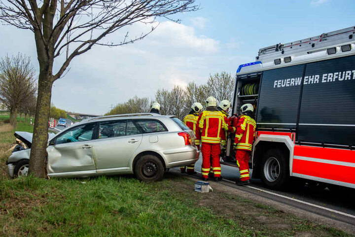 Die Feuerwehr musste dem Mann helfen aus dem Auto zu kommen.
