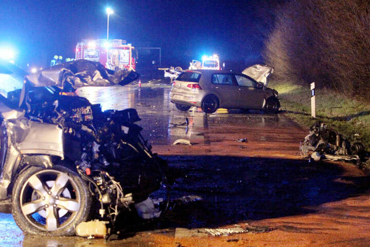 Zertrümmerte Autos stehen an der Unfallstelle auf der A1 bei Lasbek, hier starben im Januar 2018 drei Menschen,