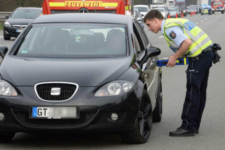 Am Mittwoch hielt die Polizei zahlreiche Gaffer an. Gegen einige wurden mittlerweile Strafverfahren eingeleitet.