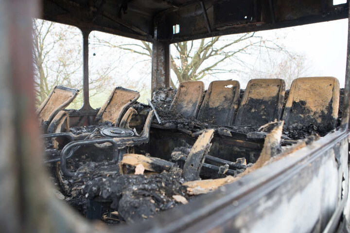 Von den Sitzen im Bus blieb nach dem Feuer nicht mehr viel übrig.