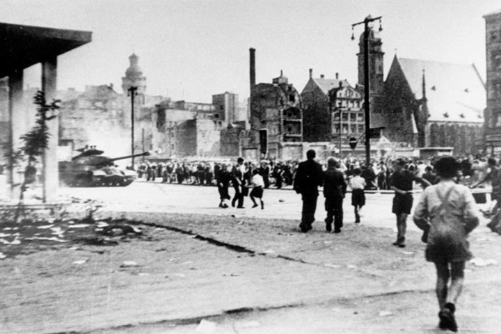 Leipzig am 17. Juni 1953 - vor Neuem Rathaus und Thomaskirche sind Panzer aufgefahren.