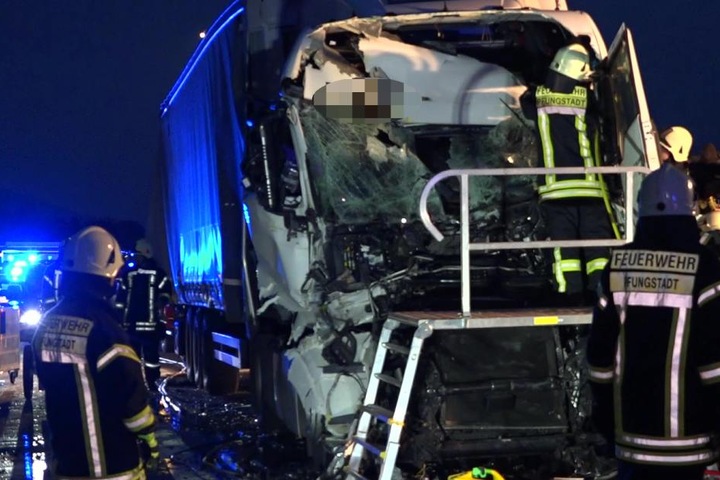 Der Fahrer wurde bei dem wuchtigen Crash leicht verletzt.