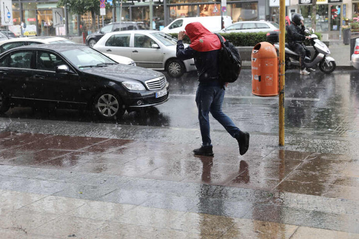 Die nassen Wetter-Verhältnisse können zu Glättegefahr führen. Besonders in der Nacht zum Donnerstag sollten Autofahrer vorsichtiger fahren.