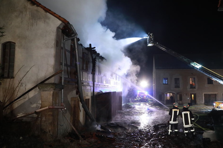 Das Nebengebäude eines Vierseitenhofs stand in Flammen.