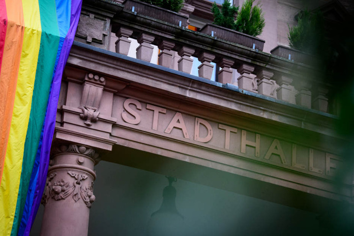 Die Stadthalle Heidelberg zierte am Sonntag eine Regenbogenflagge.