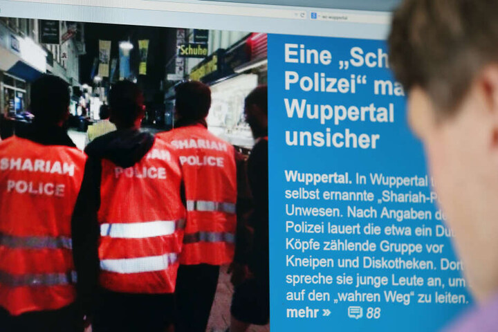 Vor fünf Jahren waren Islamisten unangemeldet und in Warnwesten mit dem Aufdruck "Shariah Police" nachts durch Wuppertal gezogen.