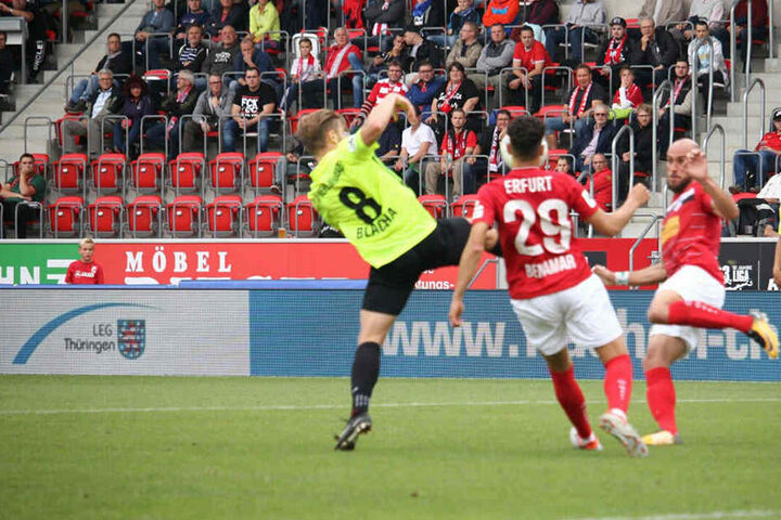 Samir Benamar und Daniel Brückner kämpfen um den Ball.
