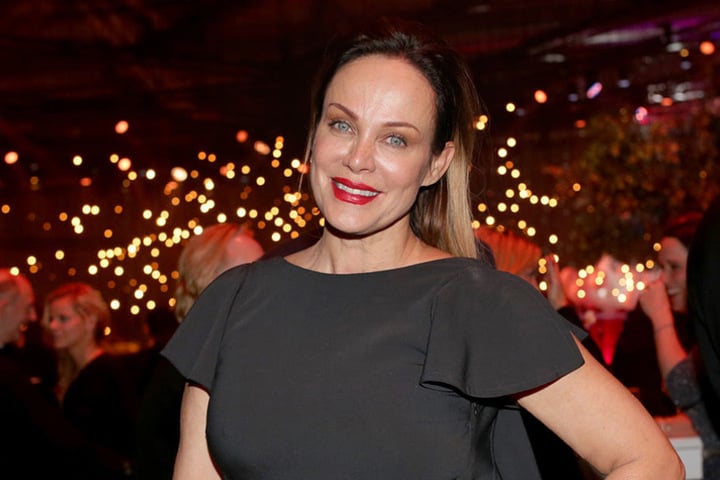 Schauspielerin Sonja Kirchberger feiert in Hamburg auf der Party nach der Verleihung der 51. Goldenen Kamera.