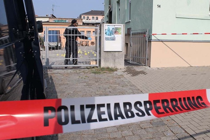 Tatort Fatih-Camii-Moschee an der Hühndorfer Straße. Immer wieder sperrte die Polizei ab, suchte Spuren. Dabei ging es offenbar drunter und drüber.