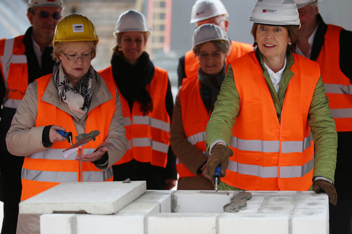 Kölns OB Henriette Reker bei bei der damaligen Grundsteinlegung für das neue Stadtarchiv (re.).
