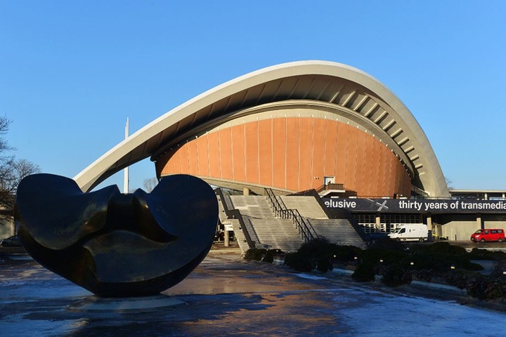 Das Berliner Haus der Kulturen derWelt, eine Architektur-Ikone der 50er Jahre, nimmt nach einer umfangreichen Sanierung wieder den Betrieb auf.