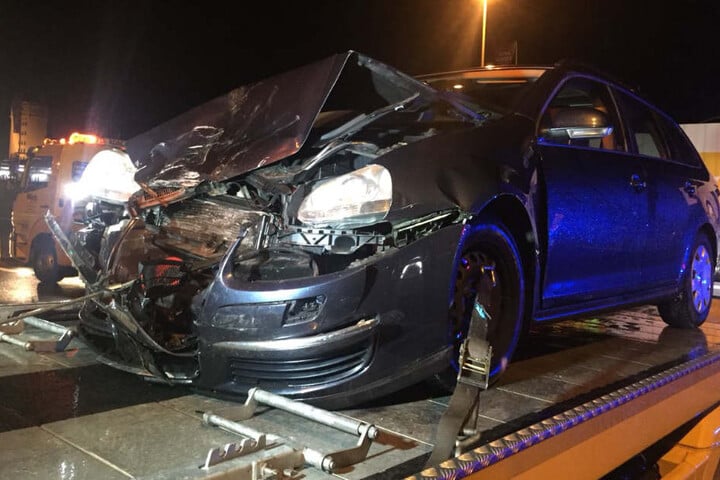 Der VW wurde bei dem Unfall komplett zerstört.