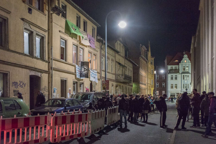 Seit Montagnachmittag ist das Haus in der Innenstadt, dass der Ernst-Abbe-Stiftung gehört, besetzt.