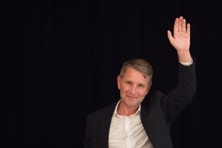 Björn Höcke (47, AfD), hebt den linken Arm.