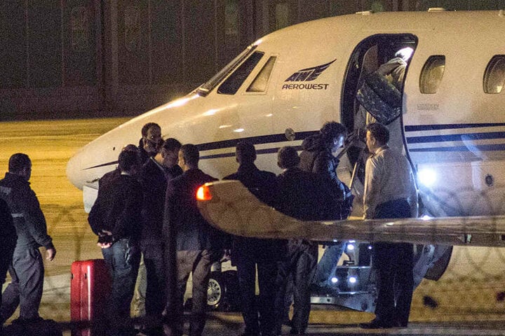 Istanbul: Der aus der Haft entlassene "Welt"-Journalist Deniz Yücel (2.v.r) besteigt mit einer Gruppe von Begleitern auf dem Flughafen eine Maschine.
