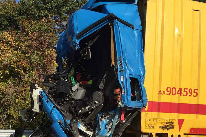 Das Führerhaus des aufgefahrenen Lkw ist komplett zerstört.
