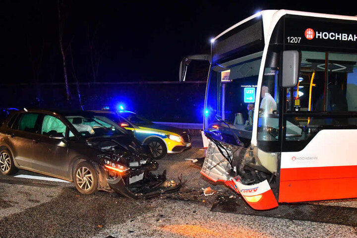 Bei dem Unfall wurden Auto und Bus im Frontbereich beschädigt.