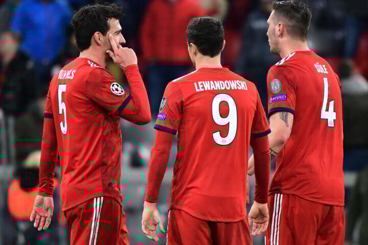 Nach dem Spiel: Münchens Mats Hummels (l-r), Robert Lewandowski und Niklas Süle diskutieren die 1:3-Niederlage.
