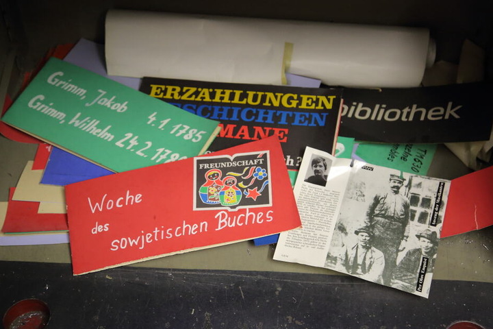 Ganz unten im Panzerschrank lagerten 25 Jahre lang alte Bibliotheks-Relikte.