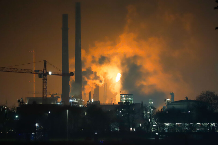 Knapp zwei Stunden lang sorgte die Verbrennung von Gas für eine kilometerweit sichtbare Flamme.