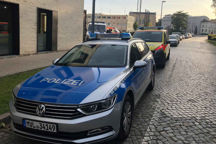 Zahlreiche Einsatzkräfte sind am Landratsamt vor Ort.